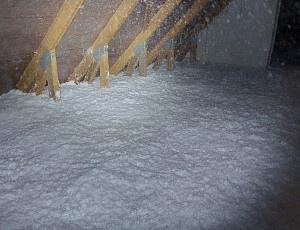 Zateplení stropu rodinného domu pomocí foukané izolace